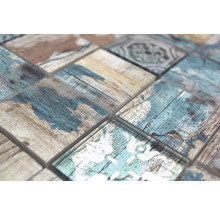 Detailansicht quadratischer Mosaikfliesen mit Holzoptik
