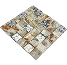 Mosaikfliese mit Holzstruktur und floralen Mustern