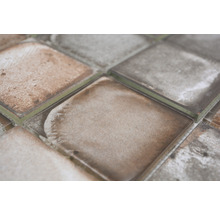 Detailaufnahme von quadratischen Mosaikfliesen