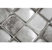 Nahaufnahme von quadratischen Keramikfliesen