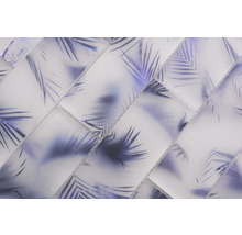 Mosaikfliesen mit Pflanzenmuster im Fischgrätmuster