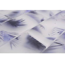 Nahaufnahme von Mosaikfliesen mit Pflanzenmuster