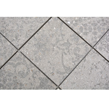 Fliesen mit gesprenkelter Oberfläche und Fugen