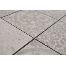 Nahaufnahme von Bodenfliesen mit Muster