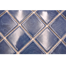 Nahaufnahme von blauen Mosaikfliesen in Rautenform