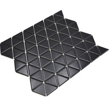 Mosaikfliese mit dreieckigen, schwarzen Elementen