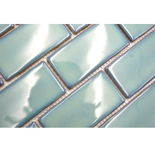 Rechteckige Keramikfliesen im Fischgrätenmuster