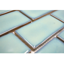 Nahaufnahme von hellen, rechteckigen Keramikfliesen