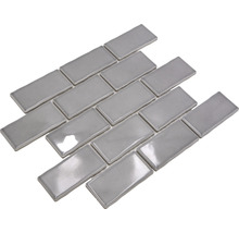 Rechteckige, glänzende Fliesen im Verbund verlegt