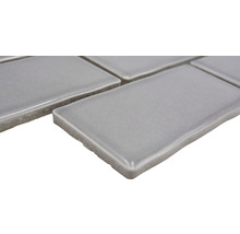 Detailaufnahme von rechteckigen, grauen Keramikfliesen