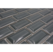 Nahaufnahme grauer, rechteckiger Fliesen im Fischgrätenmuster