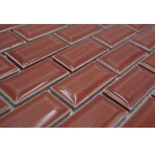 Nahaufnahme von rechteckigen, glänzenden Mosaikfliesen