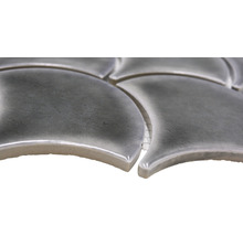 Nahaufnahme von Mosaikfliesen in Fächerform