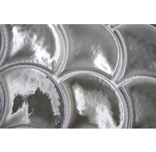 Nahaufnahme von Mosaikfliesen in Fischschuppenform