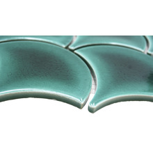 Nahaufnahme von Mosaikfliesen in Blütenblattform