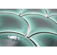 Detailaufnahme von fächerförmigen Fliesen