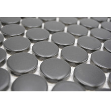 Nahaufnahme von schwarzen Mosaiksteinen auf einem Netz