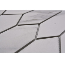 Nahaufnahme von weißen, rautenförmigen Fliesen