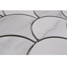 Detailaufnahme von Mosaikfliesen in Fächerform