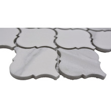 Muster aus weißen, orientalisch geformten Marmormosaikfliesen