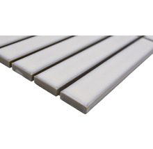 Rechteckige Keramikfliesen im Detail