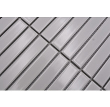 Keramikfliesen in länglicher Form auf einem Netz