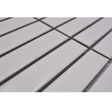 Detailaufnahme von weißen Mosaikfliesen