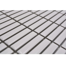 Detailaufnahme von rechteckigen, weißen Mosaikfliesen.