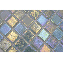 Nahaufnahme von schillernden Glasmosaikfliesen