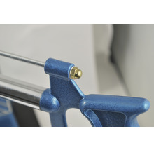 Detailansicht eines blauen Fliesenschneiders mit Führungsstange und Befestigungsmutter