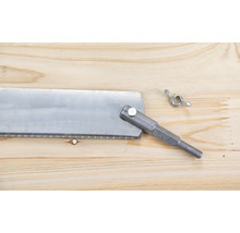 Fuchsschwanzsäge mit Metallschaft und Flügelmutter auf einem Holztisch