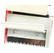 Detailansicht eines Klebebandabrollers mit gezackter Klinge zum einfachen Abreißen des Bandes