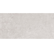 Nahaufnahme einer hellen Feinsteinzeugfliese mit dezenter Marmorierung