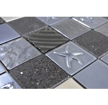 Detailansicht einer Mosaikfliese mit Sternmotiven und verschiedenen Oberflächen