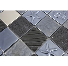 Mosaikfliesen mit verschiedenen Mustern und Texturen