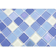 Mosaikfliesen aus Glas in quadratischer Form.