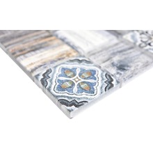 Detailansicht einer quadratischen Mosaikfliese mit Muster