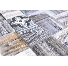 Mosaikfliese mit Holzoptik und floralem Muster