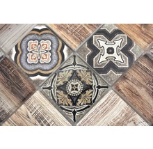 Nahaufnahme von Mosaikfliesen mit floralen und Holz-Mustern.