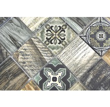 Detailansicht von Mosaikfliesen mit Holz- und Blumenmustern