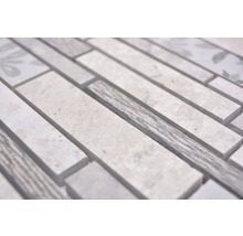 Detailaufnahme einer Mosaikfliese mit länglichen und quadratischen Elementen