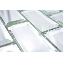 Nahaufnahme von rechteckigen Glasmosaikfliesen