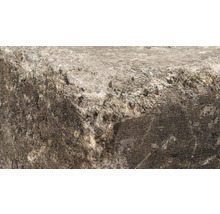 Nahaufnahme eines Beton Bordsteins