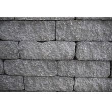 Mauer aus grauen Betonsteinen