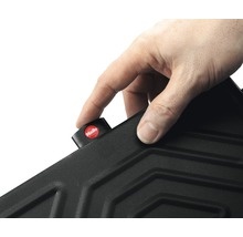 Detailaufnahme einer Hand, die einen Hailo Treteimer betätigt.