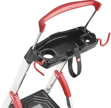 Detailansicht einer Trittleiter mit Ablageschale und Haltegriff