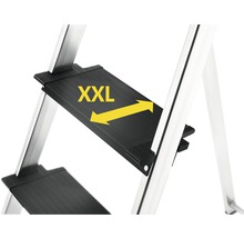 Detailaufnahme einer Trittleiter mit extra großer Stufe