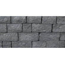 Mauer aus dunklen Pflastersteinen