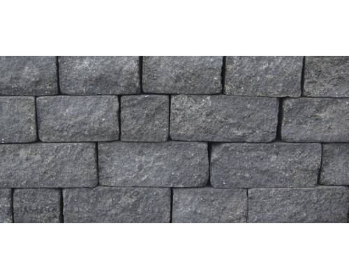 Mauer aus dunklen Pflastersteinen