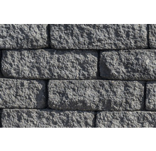 Mauer aus Betonsteinen